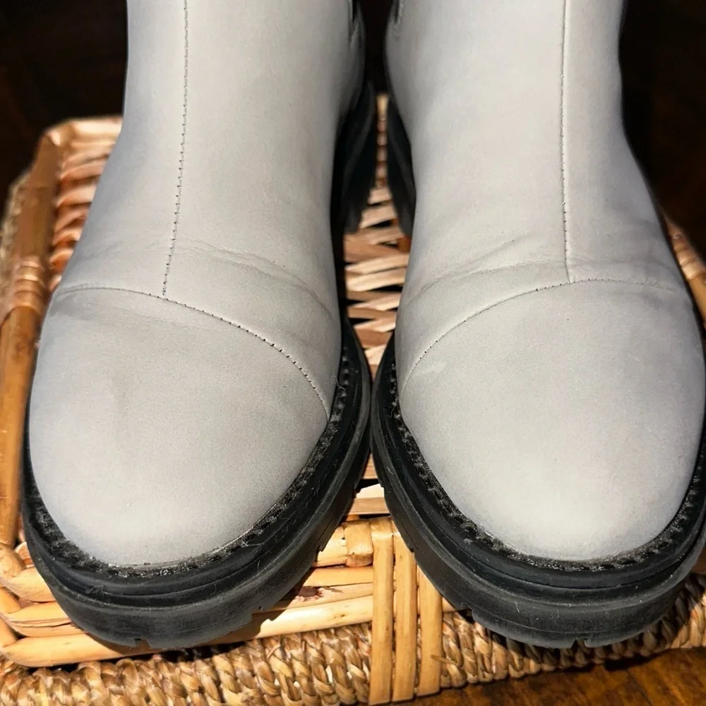 UEC TOMS Women's Skylar Chelsea boots Sz 7.5